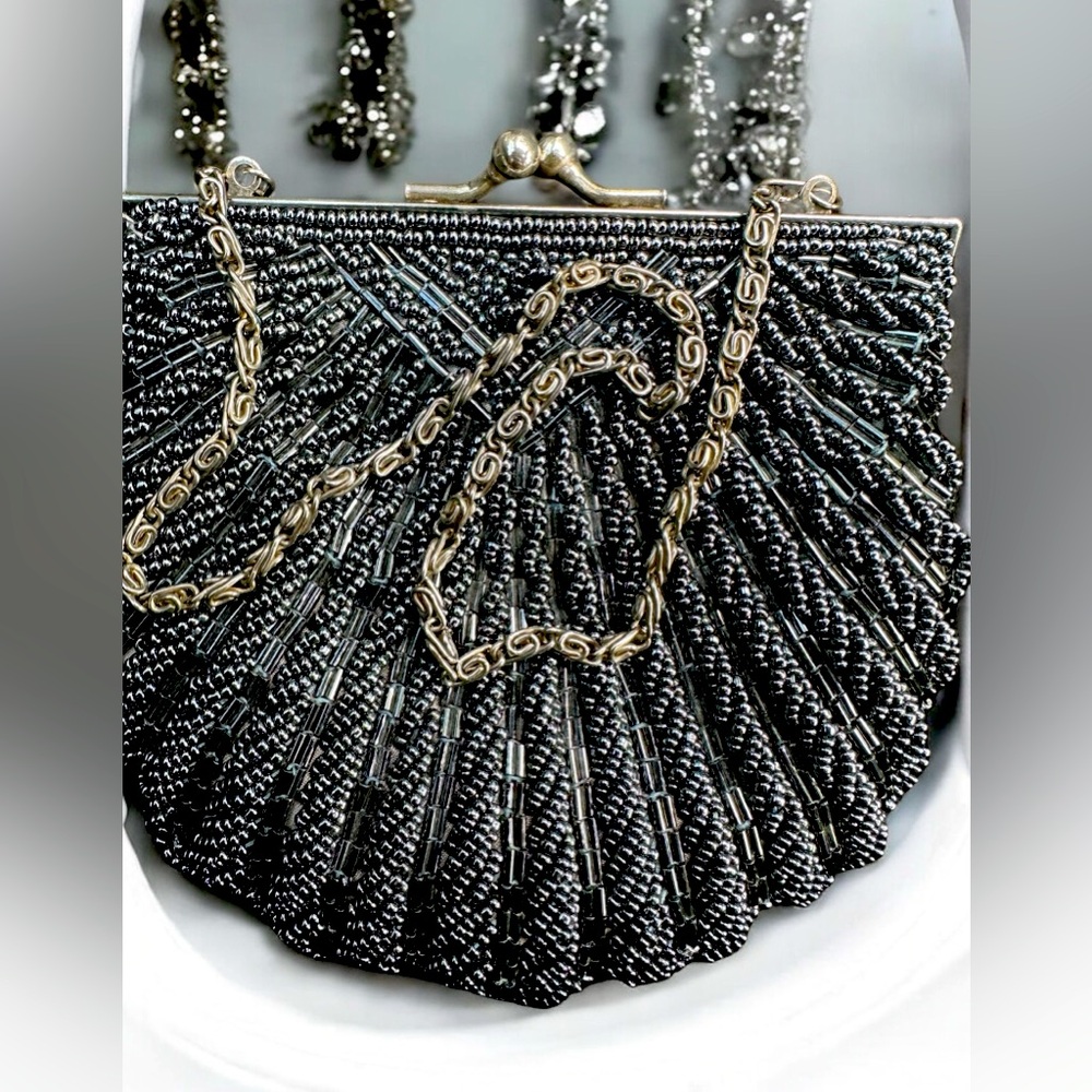 La Regale vintage black hand beaded shell purse - Picture 10 of 10